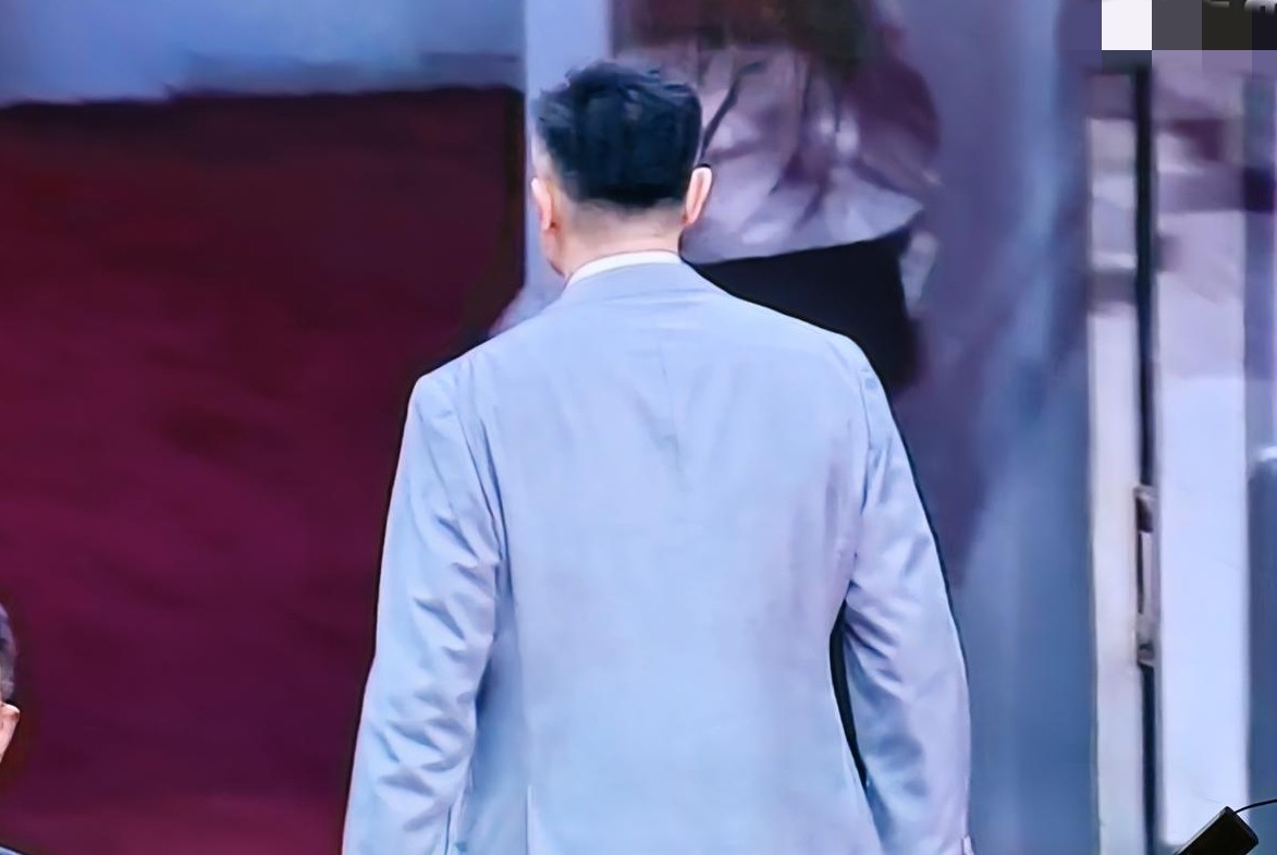 杜锋一个人走向更衣室的背影，比输球本身还扎眼。 你猜怎么着？他去年当众...