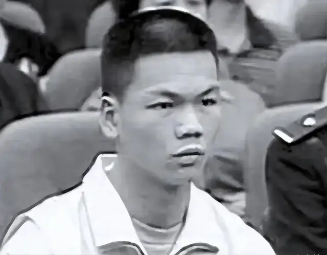 2004年马加爵被执行死刑，临刑前说出杀人动机，死后其父拒领骨灰