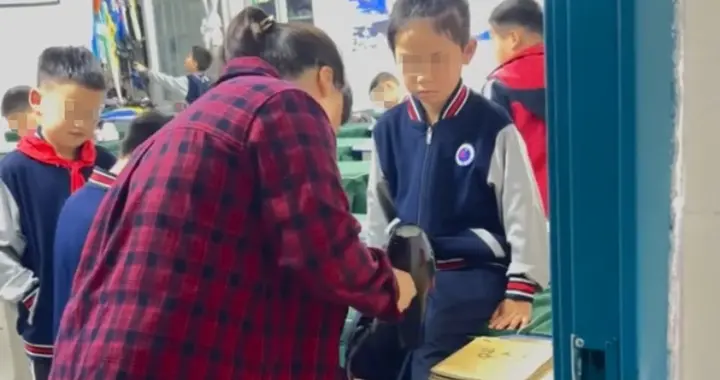 老师自备吹风机为学生吹湿衣，平凡善举暖透人心
