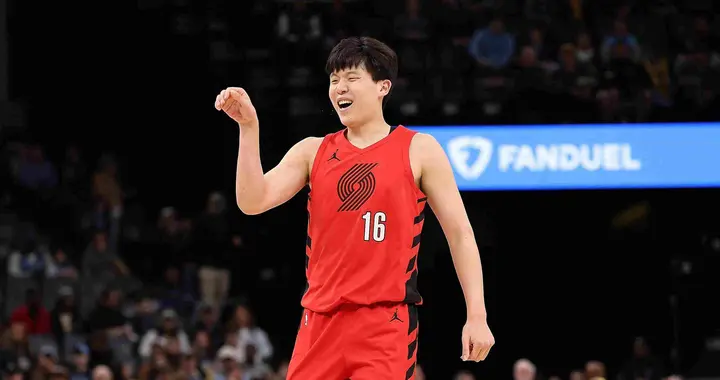 填满数据栏，杨瀚森半场7分30秒2中1得2分1板1助1断1帽0失误