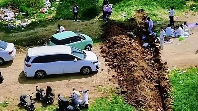 净水流深：农民挖断路  专为拦游客  好