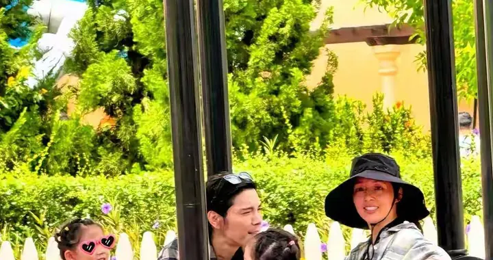 郭碧婷爸爸大年初三晒全家福！郭碧婷和俩妹妹年初三回娘家，一家13口拍照...