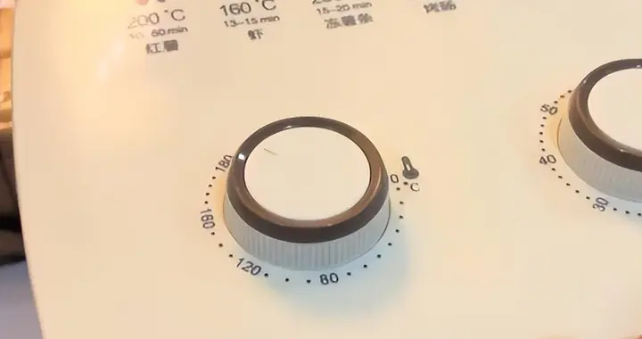 “仅50℃也能把肉肠烤得滋滋冒油”，网友称荣事达一款空气炸锅控温旋钮没...