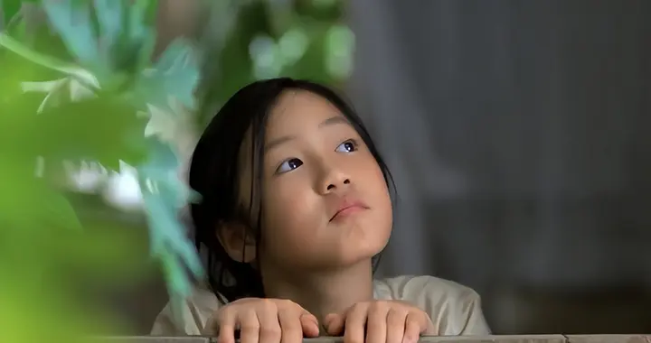 穷养的孩子，骨子里自卑，独来独往；富养的孩子，内心富足又合群