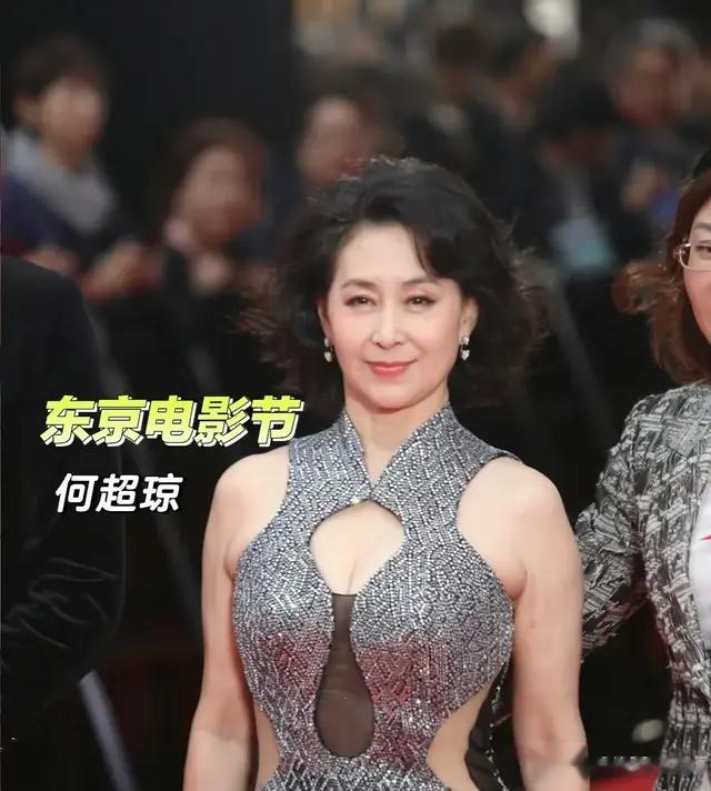 62岁何超琼惊艳亮相，美貌依旧令人叹为观止！