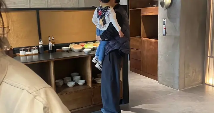 魏晨一家阿那亚度假，三岁儿子大长腿抢镜，后脑勺圆圆的很像爸爸