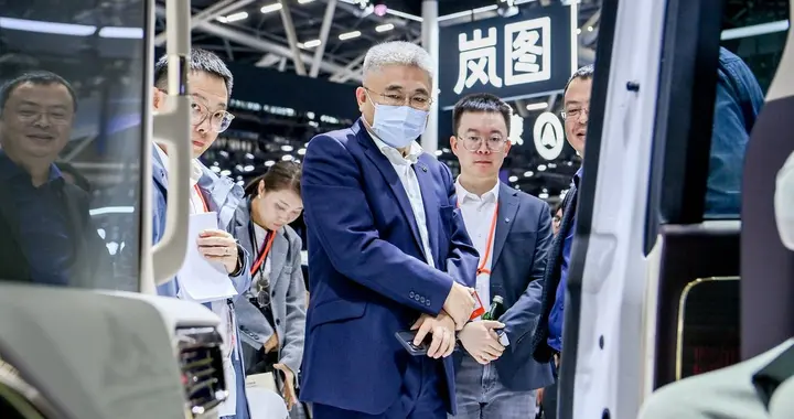 奔驰比亚迪“会师”岚图展台！从段建军王传福围观岚图说起