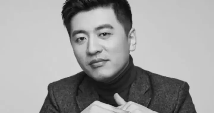 张雪峰离世后母亲现状：帮儿子完成诺言，到齐齐哈尔大学进行捐赠