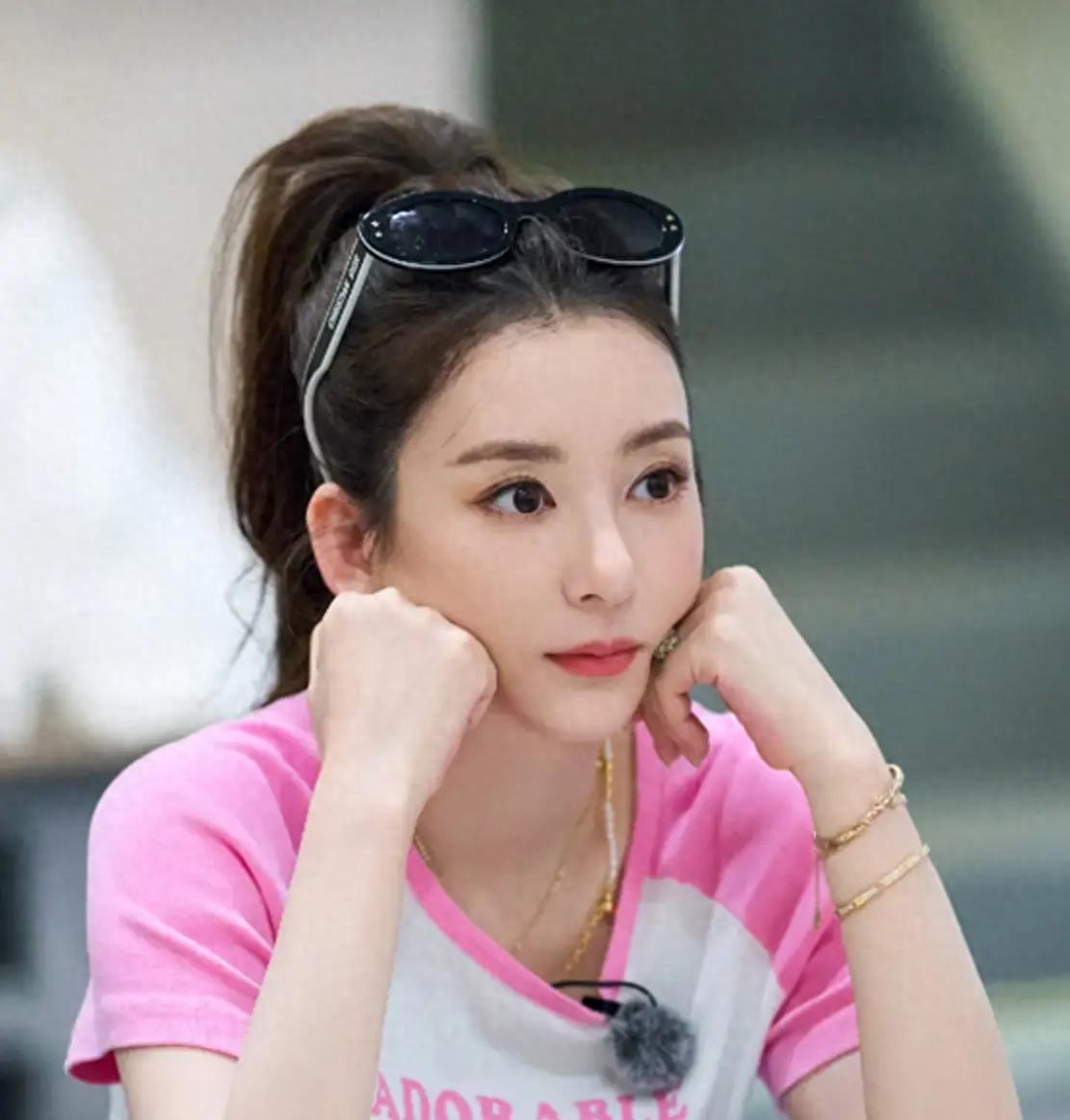 方媛带俩女儿逛街，五官漂亮但衣品有待提升，个矮被指没什么气场