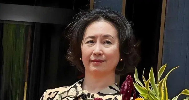 64岁何超琼现身深圳剪彩，个不高背笔直气质突出，穿蛇纹真丝豪气