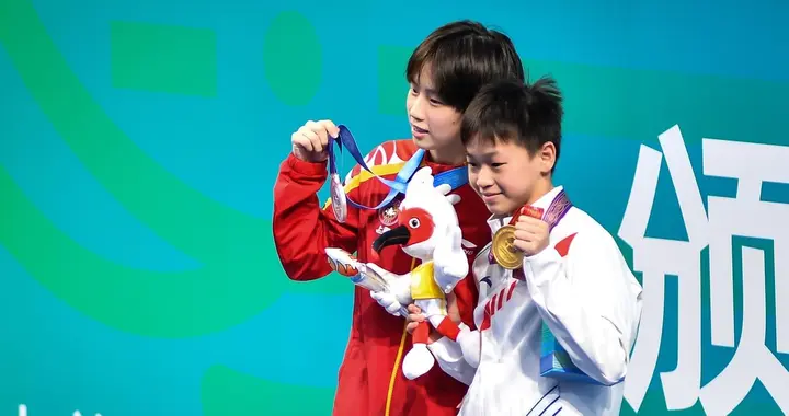 全红婵最出圈名场面：领奖台偷偷拽裙子，紧张抠手指，可爱到犯规