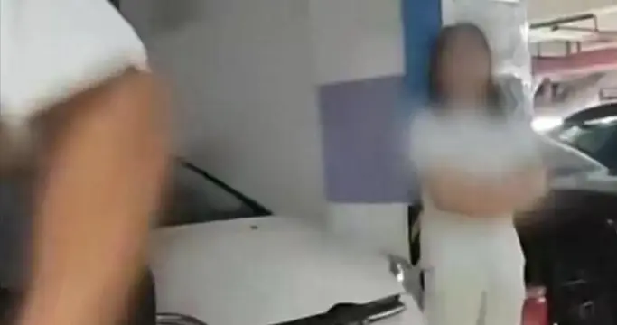 霸占车位后续：11小时调解后，女子反提四大条件，一个比一个离谱