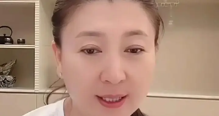 闫学晶心疼儿子只挣80万，董洁抱怨补课费天价，明星为何扎堆哭穷