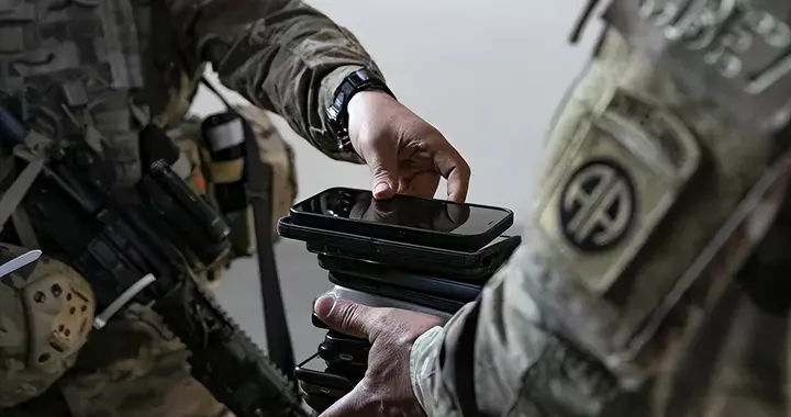 美军士兵的手机，成了伊朗的情报源！但收手机其实也解决不了问题