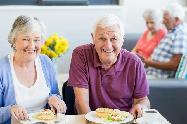 年过60岁要远离豆类？医生直言：不想抬进医院，3种坚果避免食用