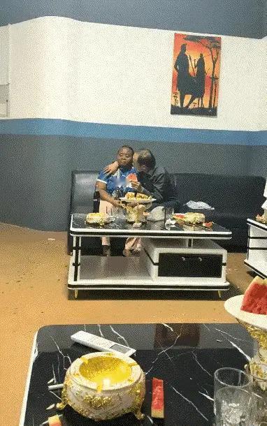 无何而憾：这两个人是什么关系？感觉他们的