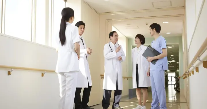案例回顾：对高热患者医方给予对症治疗，致患者死于药物不良反应