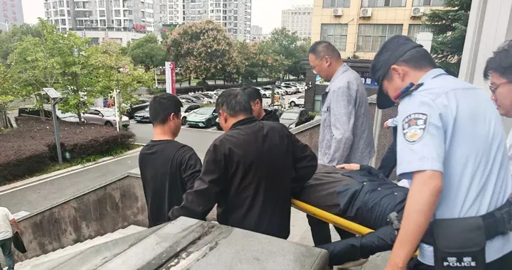 暖心！天长庭审现场突发一幕，法庭上演紧急救援