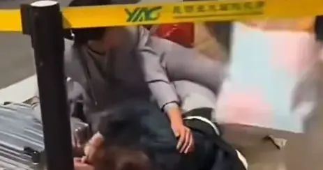 曝大闹昆明候机厅：狂踹工作人员，闹事母女正脸曝光，孩子受牵连