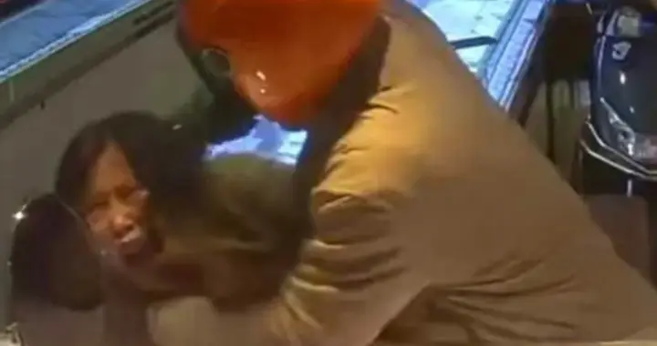 福建平潭金店被抢：电击老板娘5分钟，抢200万黄金！