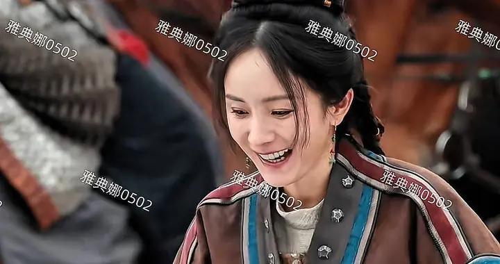 杨幂片场状态太松弛了，拍正剧还频频笑场，貌似缺乏演员的信念感