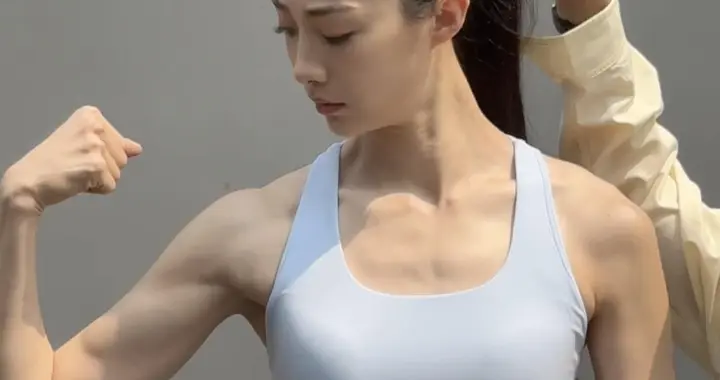 运动员胡麟鹏穿着瑜伽服好美啊，运动使人有活力