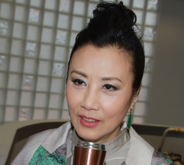 香港阿姐汪明荃：78岁还在开演唱会，一生无儿无女，到底图啥？