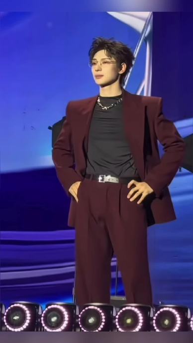 <br />不是感觉他从搞抽象火了之后也没获得啥资源啊 除了直播间人多...