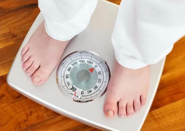女性152~176cm标准体重对照表公布，自测下，若你达标，或许不胖