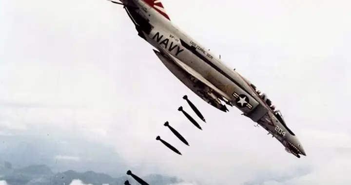飞得比导弹快，长得像砖头！F-4“鬼怪”II：丑到极致的暴力美学
