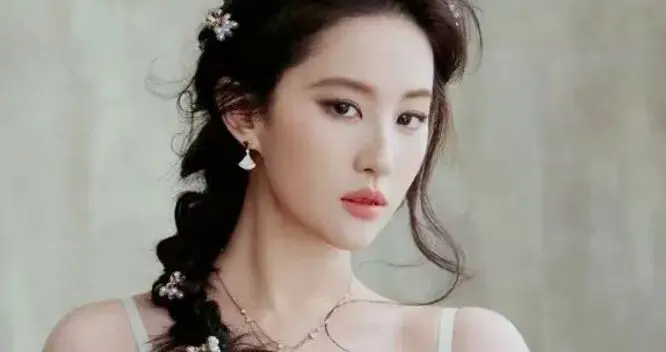 刘亦菲魅力穿搭，仙气飘飘