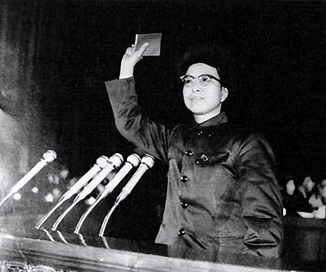 1976年，毛泽东去世后，江青想要毛主席的遗物，华国锋坚决拒绝
