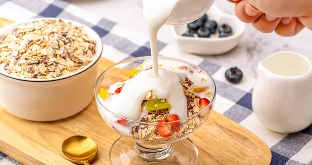 减肥喝纯奶好，还是酸奶更掉秤，营养师是这样说的！