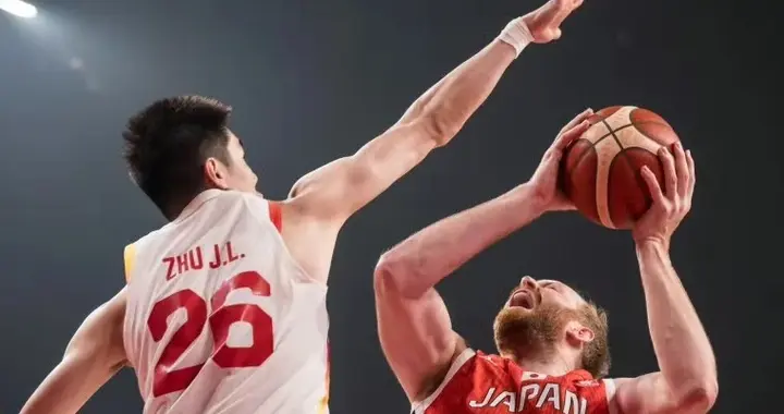 1节拿下日本，中国男篮87-80日本男篮，裁判尴尬的最后1分钟