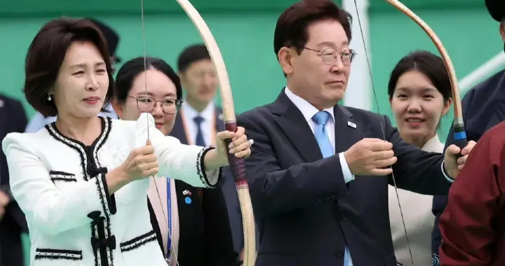 李在明在蒙古国出席那达慕节，他和夫人还拉弓射箭，此行为了矿产