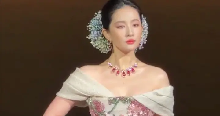 这一夜，抓马红毯乐子多！掉链子踩裙子，亦菲捡手镯，杨幂扯裙摆