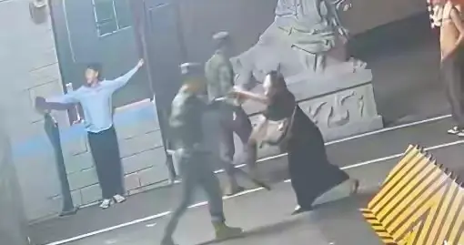 男子向武警求救后续！细节曝光，有个女的推搡哨兵，恐面临重罚