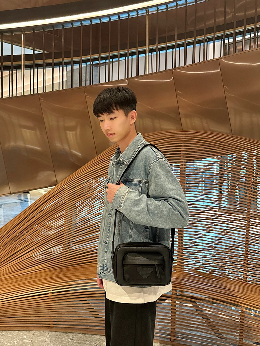 阿玛尼男士方形十字纹单肩斜挎包