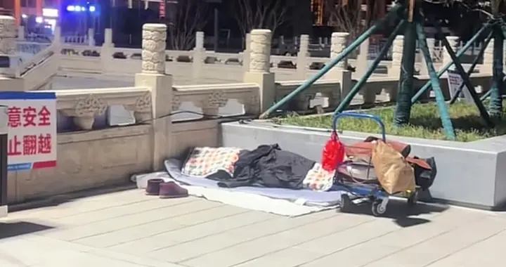 泪目了！西安火车站流浪爷爷，时隔一年多后，再次被家人赶了出来