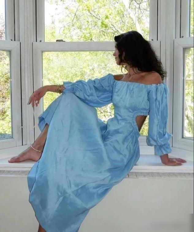 今年夏天裙子流行“挖洞”？这届女生审美太会了！