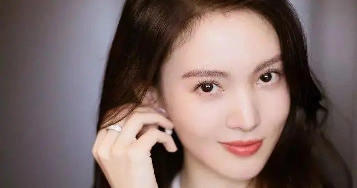 金晨疑肇事逃逸顶包骗保，刚登春晚就翻车，比谢霆锋当年还严重？