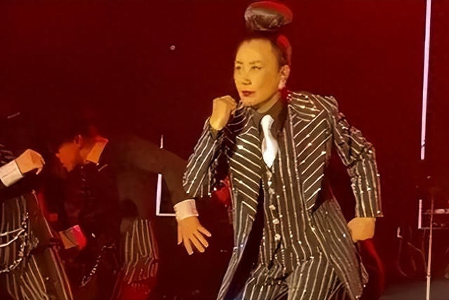 78岁开演唱会被嘲捞金，路都走不稳还唱歌，她用实力打破所有质疑