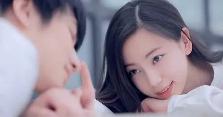 女人的这4个“直接”表现，暗示她已对你偷偷动了心，别看不出来