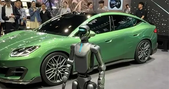 刚拿下半马冠军的荣耀机器人闪电，又来北京车展方程豹展台打卡了