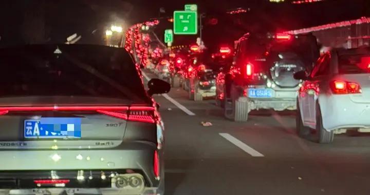 昆楚大高速几乎无货车，为啥堵得比货车扎堆的杭瑞高速还厉害？