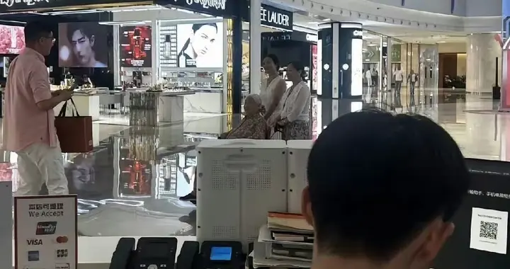 网友某商场偶遇刘亦菲妈妈与姥姥，快70岁的刘晓莉气质脱俗好优雅