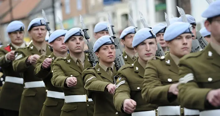 英法援乌部队规模腰斩！目标降至1.5万，英军：连7500人都难凑齐