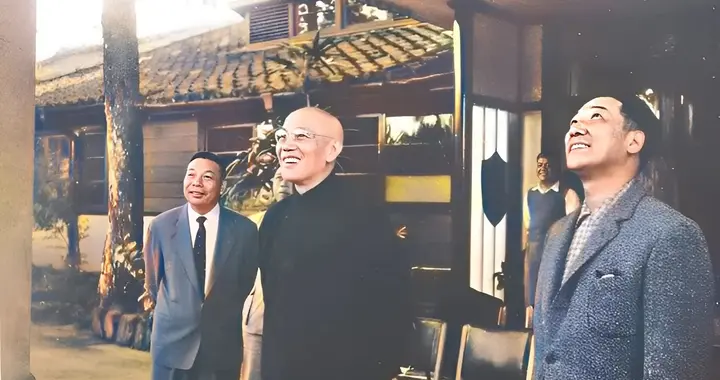 抓拍的蒋介石与长子蒋经国和次子蒋纬国，共同微笑目视前方的合影