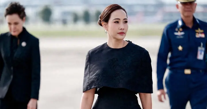 39岁泰国新第一夫人首次出访就火！穿收腰黑裙惊艳，气质不输英拉