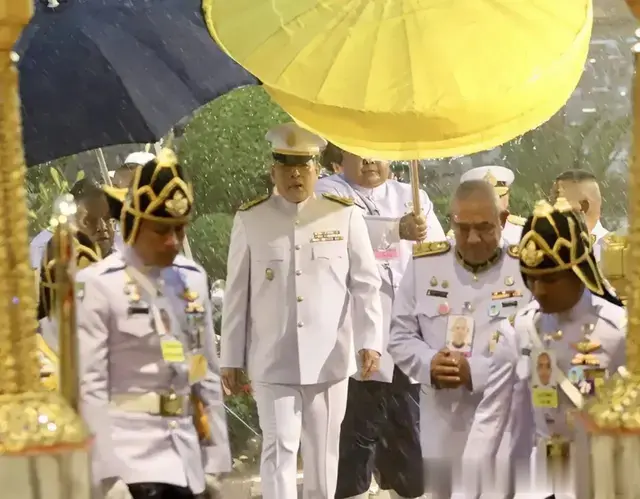苏提达王后冒雨祈福！衣裙湿透也从容优雅，被72岁泰王逗笑，真甜
